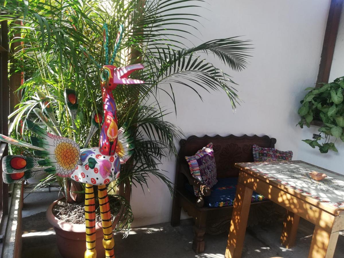 Yellow House Hostel B&B Antigua Exterior foto